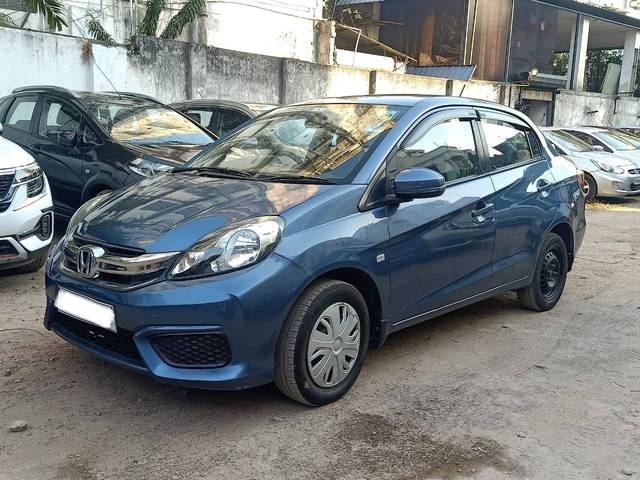 https://images10.gaadi.com/usedcar_image/3541535/original/e8e39e81-b7d6-4803-aabb-0ac8a81ab6b2-used_car_2844731_1692267820.jpg?imwidth=6400