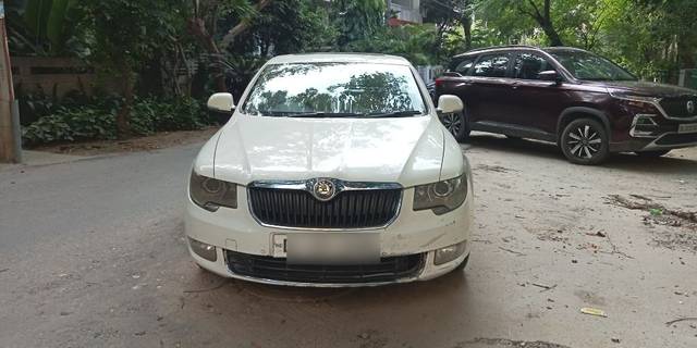https://images10.gaadi.com/usedcar_image/3541744/original/1349b1cf-9ad7-4815-a3f0-db492d24edd6-VCC_1771515_94_1691667269.jpg?imwidth=6400