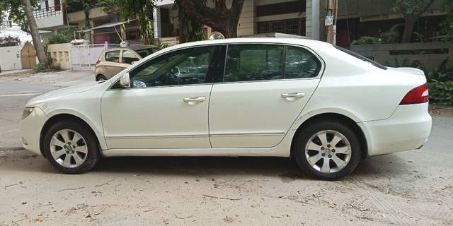https://images10.gaadi.com/usedcar_image/3541744/original/a4d55602-a3af-48bf-adea-4e8646efe2d6-VCC_IMG_1691665766981_1771515_95_1691666558.jpg?imwidth=6401