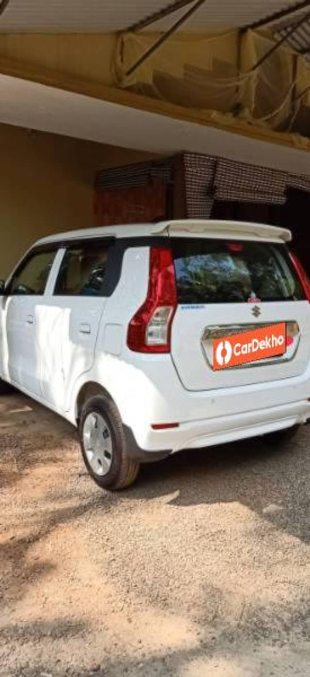 https://images10.gaadi.com/usedcar_image/3542296/original/processed_6bcb33e5-e1ff-4a3f-805f-eec6560c9040.jpg?imwidth=6401