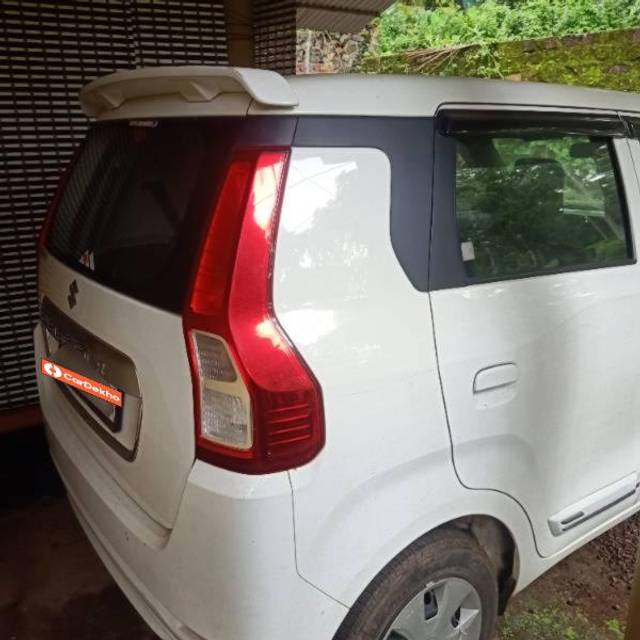 https://images10.gaadi.com/usedcar_image/3542296/original/processed_7b92a562-e64d-4759-8fe1-9e0815ddb91a.jpg?imwidth=6402