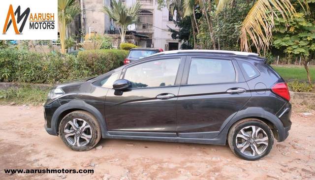 https://images10.gaadi.com/usedcar_image/3542947/original/processed_img2845866__usedcar_whatsappimage2023_12_16at42600pm_2845866_1702735208.jpg?imwidth=6402