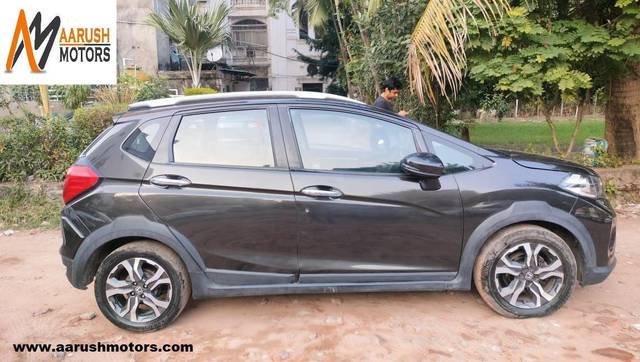 https://images10.gaadi.com/usedcar_image/3542947/original/processed_img2845866__usedcar_whatsappimage2023_12_16at42609pm_2__2845866_1702735209.jpg?imwidth=6401