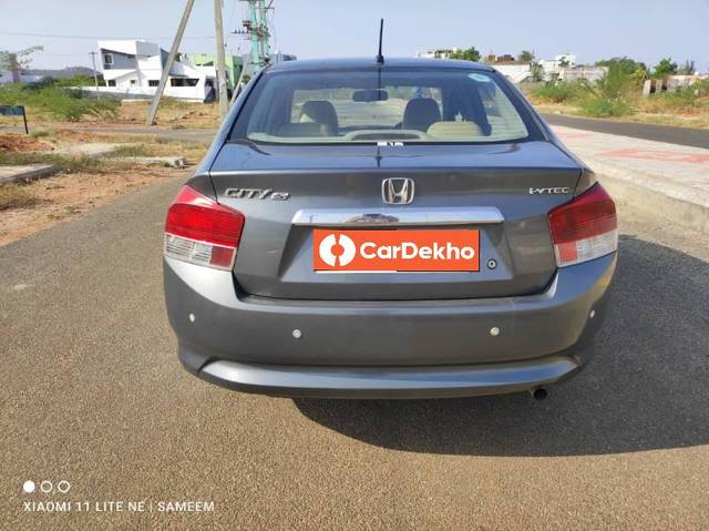 https://images10.gaadi.com/usedcar_image/3543418/original/processed_233e8d42-8696-477c-bf48-a71cd154b87d.jpg?imwidth=6402