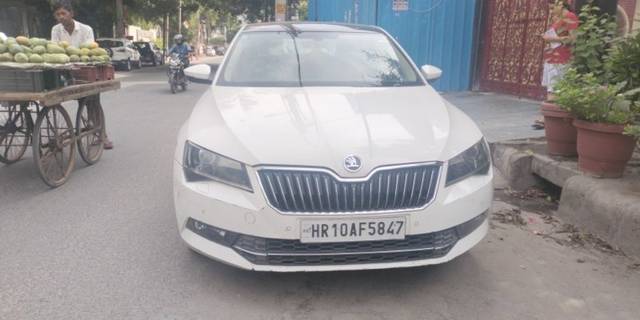 https://images10.gaadi.com/usedcar_image/3545614/original/bd94c93f-a720-4e02-b4a8-cc19478194f7-VCC_IMG_1691985399942_1773100_94_1691985836.jpg?imwidth=6401