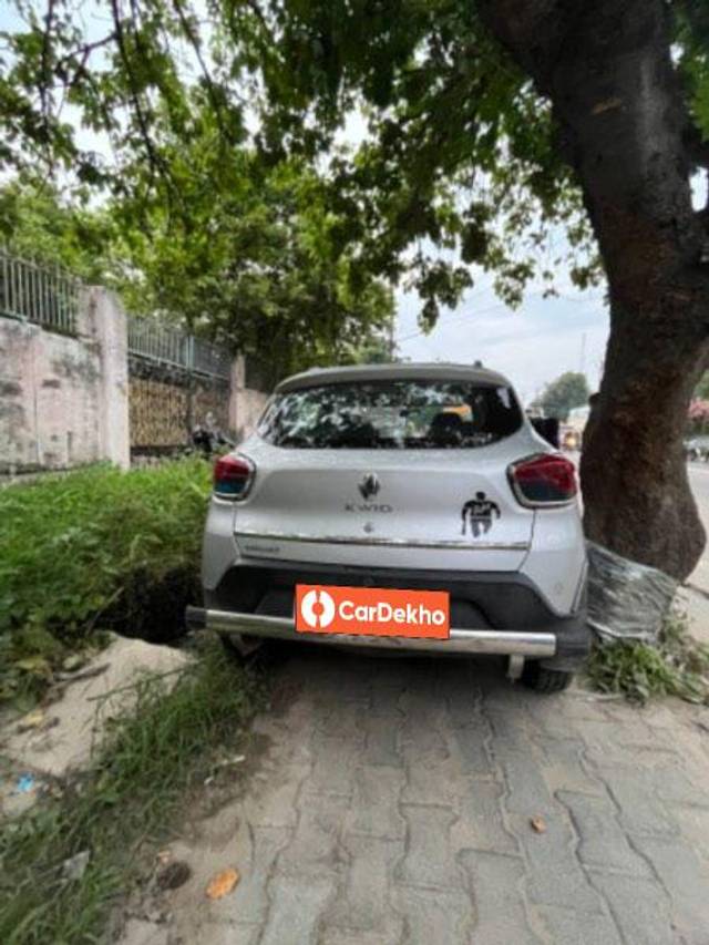 https://images10.gaadi.com/usedcar_image/3546277/original/processed_78464536-1db4-44b5-9e51-38b5560874a7.jpeg?imwidth=6401