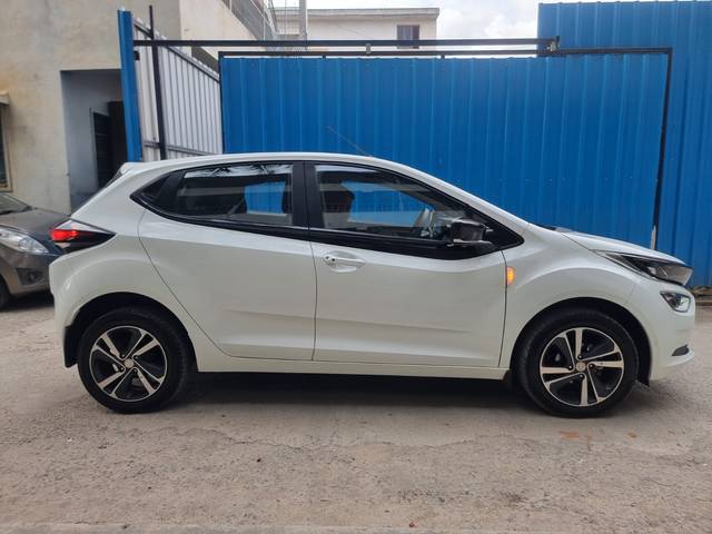 https://images10.gaadi.com/usedcar_image/3548516/original/fedad2c5-206d-4a49-b948-a4dce344e1d3-used_car_2850206_1692776915.jpg?imwidth=6401