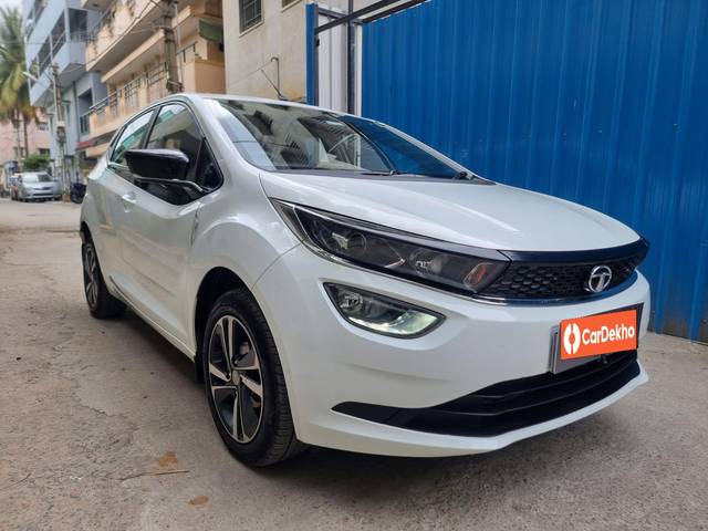 https://images10.gaadi.com/usedcar_image/3548516/original/processed_58d29fd1-fb1e-4112-a9a8-439afa37045d-used_car_2850206_1692776908.jpg?imwidth=6400