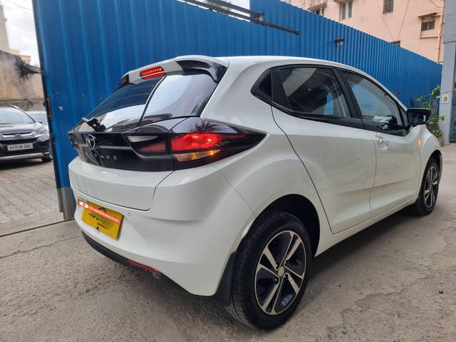 https://images10.gaadi.com/usedcar_image/3548516/original/processed_ab1bfaba-248e-43dd-8756-bfabef2c9ffc-used_car_2850206_1692776922.jpg?imwidth=6402