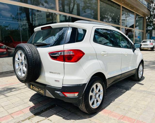 https://images10.gaadi.com/usedcar_image/3549327/original/processed_ae28654e-50e3-461a-b62c-db7cf0cf8fe2-used_car_2850848_1692856156.jpg?imwidth=6402