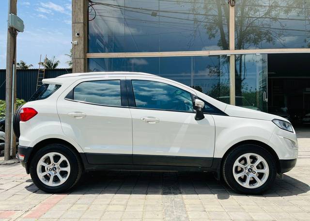 https://images10.gaadi.com/usedcar_image/3549327/original/processed_ea48acd9-080b-4a43-b7b8-2bc9c081b389-used_car_2850848_1692856136.jpg?imwidth=6401
