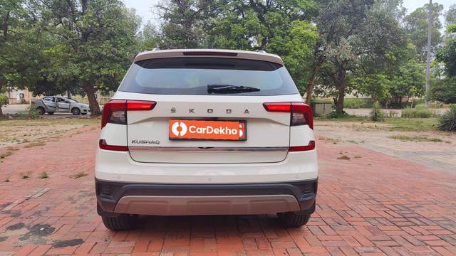 https://images10.gaadi.com/usedcar_image/3550660/original/processed_used_car_2852071_1692880536.jpg?imwidth=6402