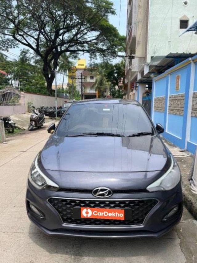 https://images10.gaadi.com/usedcar_image/3550859/original/processed_79fd067c-5e9d-4c5c-ae1a-c6327b4ef26c.jpeg?imwidth=6400