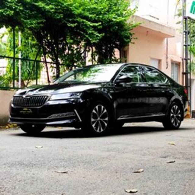 https://images10.gaadi.com/usedcar_image/3551029/original/used_car_2852301_1692938080.jpg?imwidth=6400