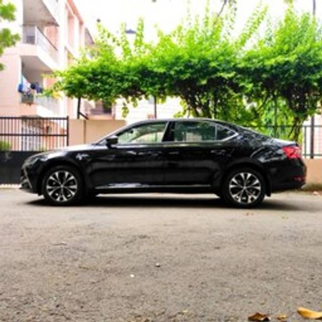 https://images10.gaadi.com/usedcar_image/3551029/original/used_car_2852301_1692938082.jpg?imwidth=6401