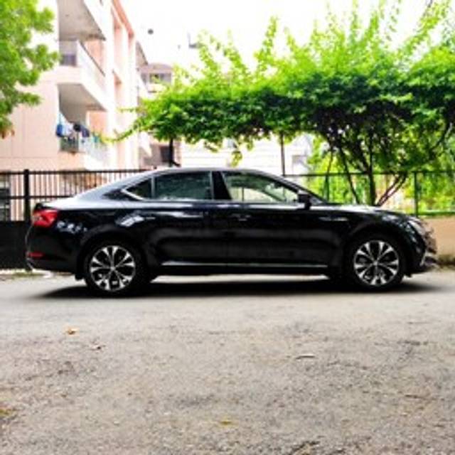 https://images10.gaadi.com/usedcar_image/3551029/original/used_car_2852301_1692938083.jpg?imwidth=6402