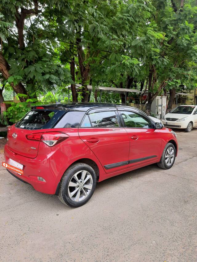 https://images10.gaadi.com/usedcar_image/3551726/original/processed_used_car_2852865_1692969316.jpg?imwidth=6402