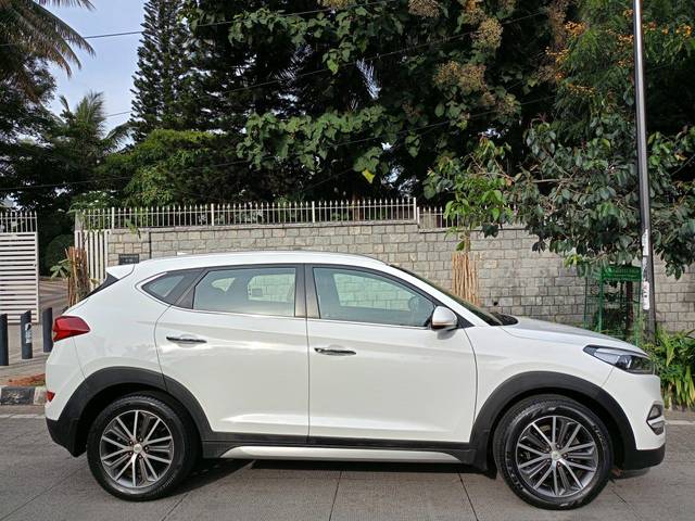 https://images10.gaadi.com/usedcar_image/3551772/original/processed_used_car_2852904_1692971295.jpg?imwidth=6401