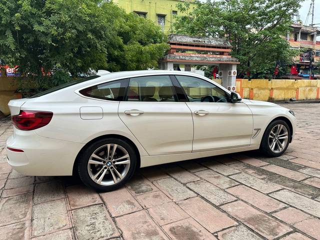 https://images10.gaadi.com/usedcar_image/3552698/original/processed_used_car_2853622_1693048841.jpg?imwidth=6402