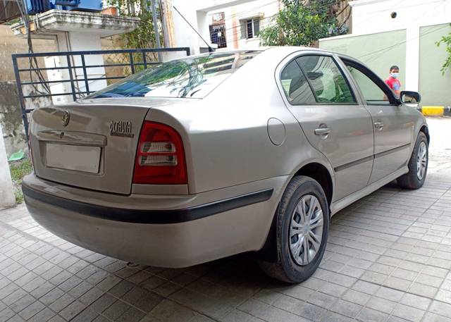 https://images10.gaadi.com/usedcar_image/3553227/original/processed_usedcar_img_20200828_164523_2021693116688_1693116781.jpg?imwidth=6401