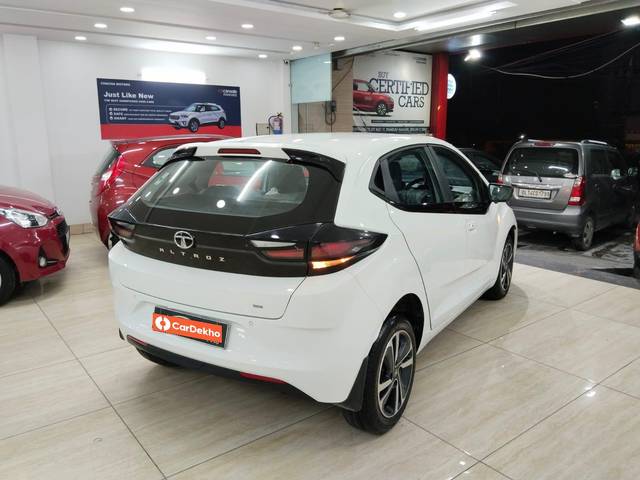 https://images10.gaadi.com/usedcar_image/3553394/original/processed_used_car_2854122_1693123058.jpg?imwidth=6401
