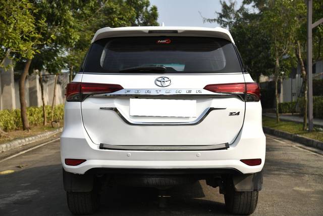 https://images10.gaadi.com/usedcar_image/3555114/original/processed_img2855541__used_car_2855541_1704968830.jpg?imwidth=6402