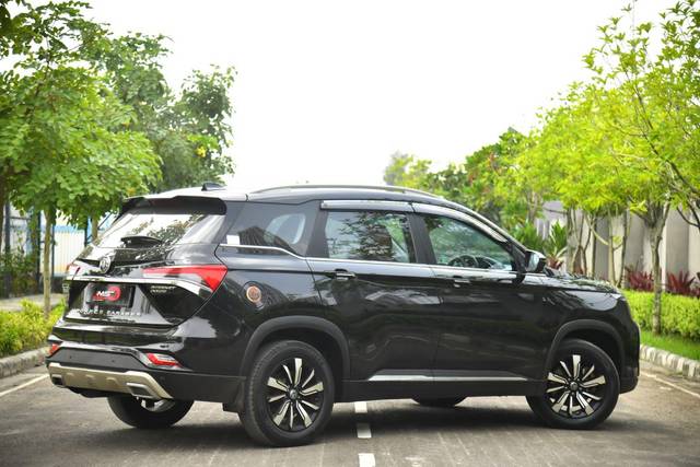 https://images10.gaadi.com/usedcar_image/3556981/original/processed_used_car_2856995_1693336133.jpg?imwidth=6402