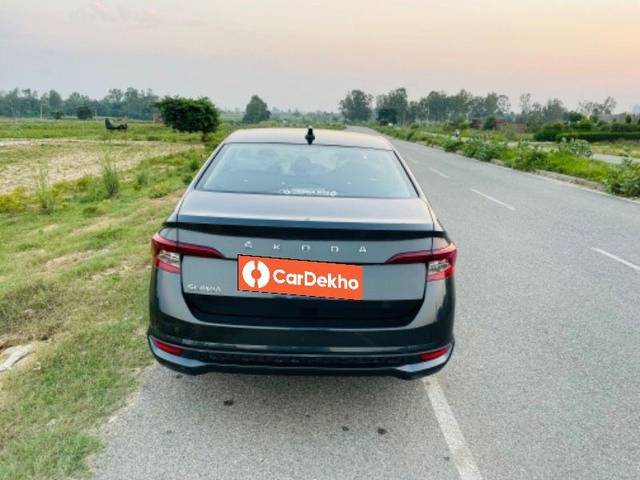 https://images10.gaadi.com/usedcar_image/3558047/original/processed_0044eec4-d922-40be-b92c-c4d8d7e5b1e3.jpeg?imwidth=6402