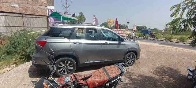 https://images10.gaadi.com/usedcar_image/3559427/original/processed_12bd09e5-ca8d-4173-a527-36a36261d45a.jpg?imwidth=6401