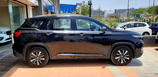 https://images10.gaadi.com/usedcar_image/3559494/original/processed_used_car_2858612_1693559291.jpg?imwidth=6401