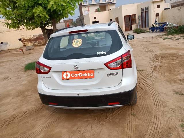 https://images10.gaadi.com/usedcar_image/3560125/original/processed_bb4b74da-30d1-4bfc-9a51-ed5c82e6bcb2.jpg?imwidth=6402