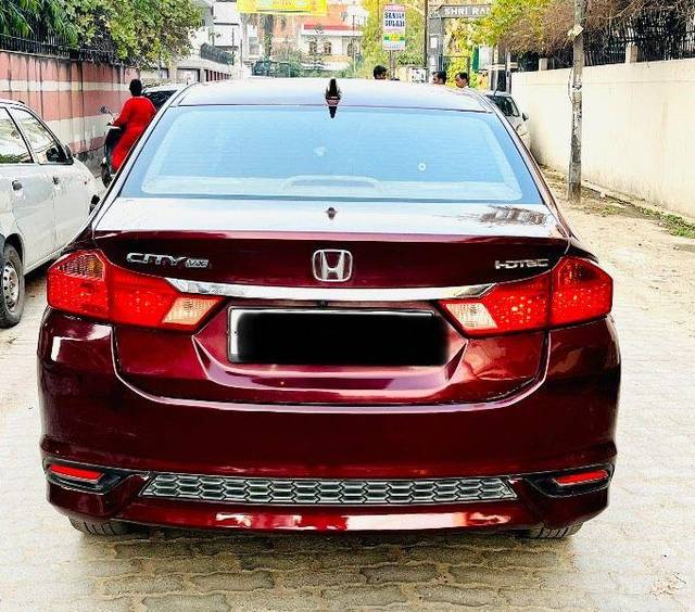 https://images10.gaadi.com/usedcar_image/3561111/original/processed_527aae04-fe62-47f3-baa4-753253cf43d7.jpeg?imwidth=6402