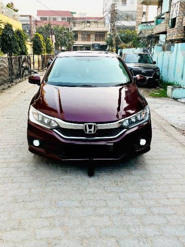https://images10.gaadi.com/usedcar_image/3561111/original/processed_ab7b6e03-0fea-476d-87b6-a88794256bc7.jpeg?imwidth=6400