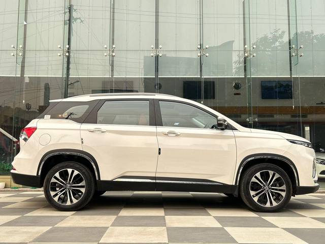 https://images10.gaadi.com/usedcar_image/3561182/original/processed_img2859902__used_car_2859902_1700734522.jpg?imwidth=6401