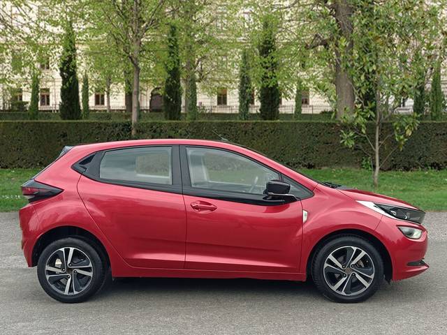 https://images10.gaadi.com/usedcar_image/3562045/original/used_car_2860625_1693662253.jpg?imwidth=6401