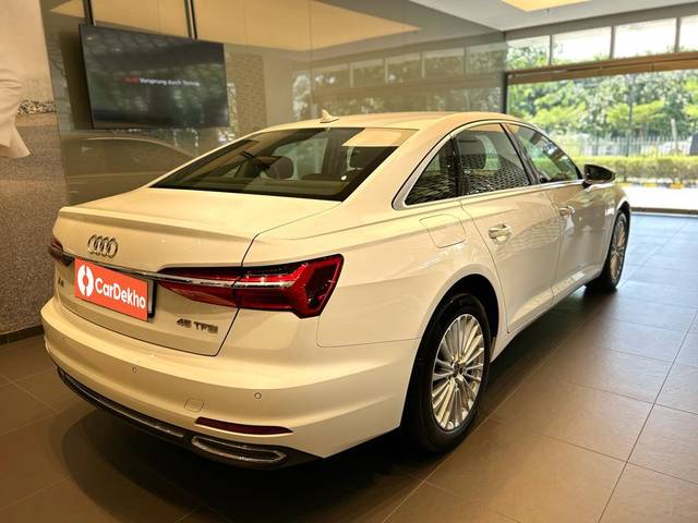 https://images10.gaadi.com/usedcar_image/3563396/original/processed_usedcar_whatsappimage2023_09_04at114924_1__140381693812222_1693812373.jpeg?imwidth=6402