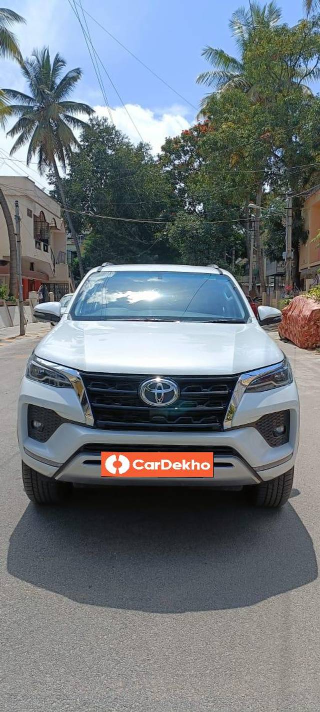 https://images10.gaadi.com/usedcar_image/3563992/original/processed_used_car_2861757_1693838623.jpg?imwidth=6400