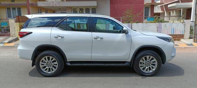 https://images10.gaadi.com/usedcar_image/3563992/original/processed_used_car_2861757_1693838630.jpg?imwidth=6401
