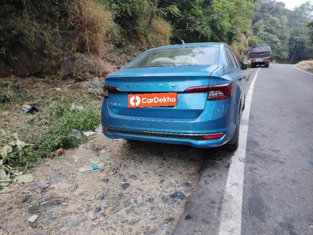 https://images10.gaadi.com/usedcar_image/3564378/original/processed_cfe5bb65-8b65-4b78-95d8-cc92e6c38624.jpg?imwidth=6401