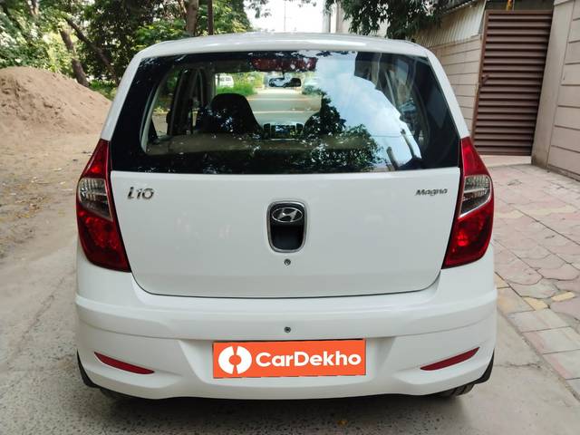 https://images10.gaadi.com/usedcar_image/3564464/original/processed_used_car_2861984_1693900870.jpg?imwidth=6402