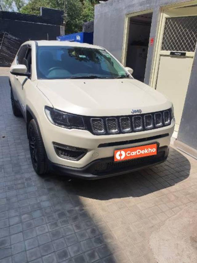 https://images10.gaadi.com/usedcar_image/3564678/original/processed_dd55c434-6054-4aa2-9f00-05f4d7d5212a.jpg?imwidth=6400