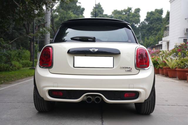 https://images10.gaadi.com/usedcar_image/3565442/original/processed_img2862829__used_car_2862829_1700985829.jpg?imwidth=6402
