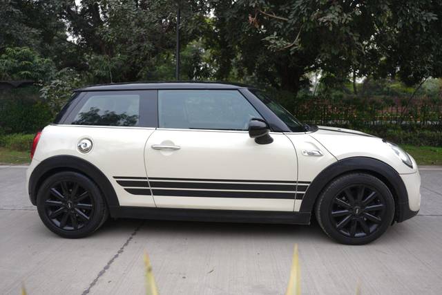 https://images10.gaadi.com/usedcar_image/3565442/original/processed_img2862829__used_car_2862829_1700985848.jpg?imwidth=6401