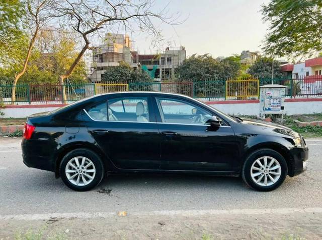 https://images10.gaadi.com/usedcar_image/3565564/original/used_car_2862923_1693923549.jpg?imwidth=6401