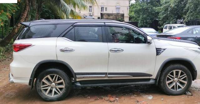 https://images10.gaadi.com/usedcar_image/3565651/original/processed_usedcar_whatsappimage2023_09_05at52_66491693924210_1693924223.jpg?imwidth=6401