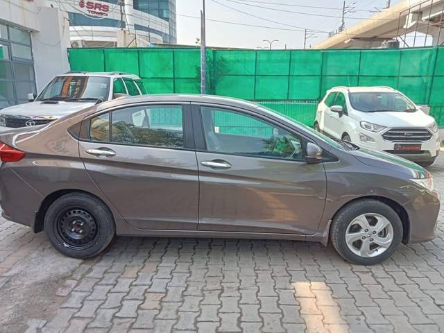 https://images10.gaadi.com/usedcar_image/3565945/original/processed_used_car_2863088_1693977743.jpg?imwidth=6401