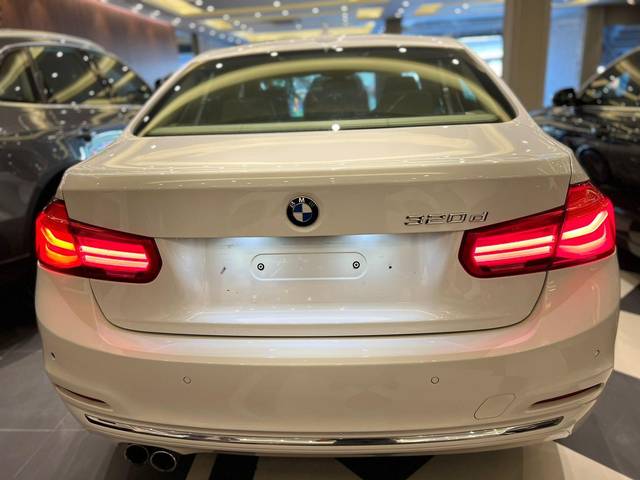 https://images10.gaadi.com/usedcar_image/3566331/original/processed_used_car_2863354_1693997752.jpg?imwidth=6402