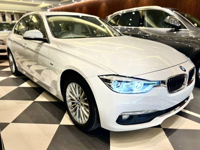 https://images10.gaadi.com/usedcar_image/3566331/original/used_car_2863354_1693997746.jpg?imwidth=6400