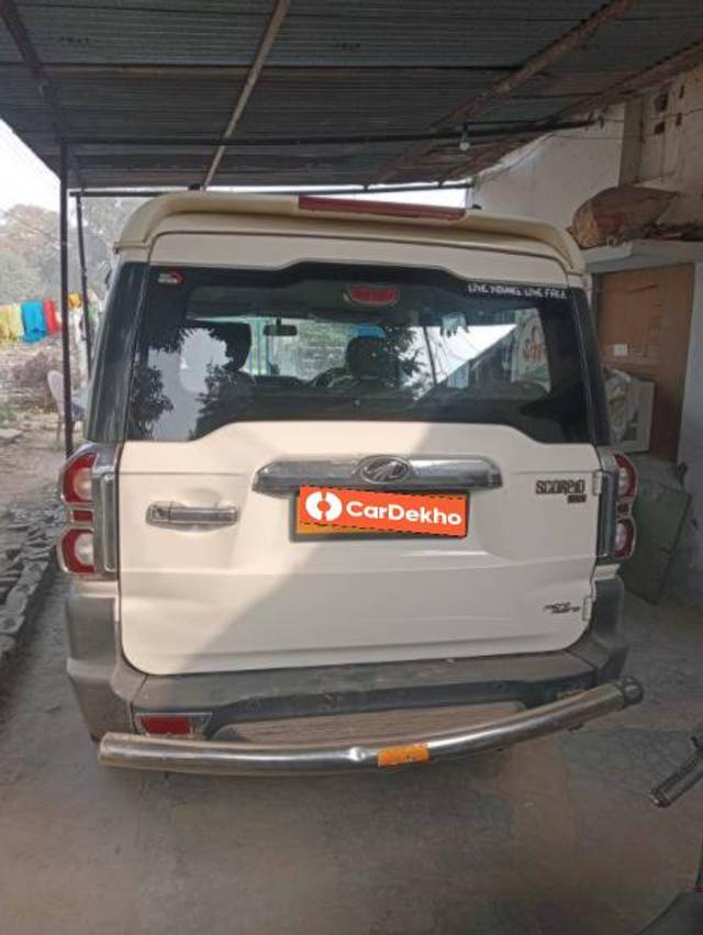 https://images10.gaadi.com/usedcar_image/3568033/original/processed_b611ca11-652e-4826-acb9-81fe2b6e2168.jpg?imwidth=6401