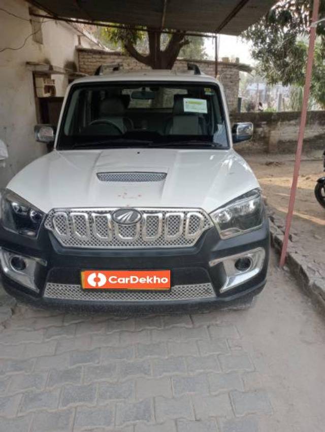 https://images10.gaadi.com/usedcar_image/3568033/original/processed_ca0d5de2-e97b-446b-8813-ea631c54893c.jpg?imwidth=6400
